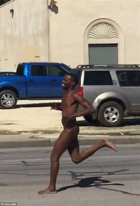 Naked Man Easily Outruns Texas Cops Trying To Subdue Him With Pepper Spray Daily Mail Online