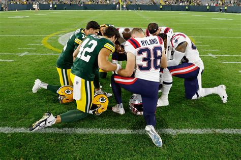 Packers Patriots Players React To Game Being Suspended After Isaiah