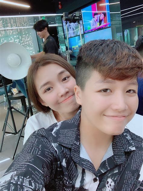 Hot girl ca cổ mượn tình đồng giới gây chú ý cho MV Tiền nhiều để làm gì