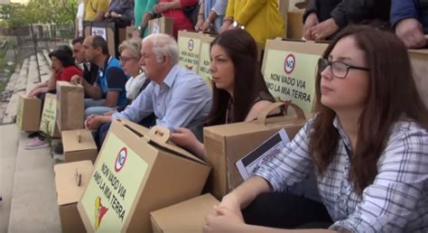 Una Valigia Di Cartone Manifestazione Davanti Alla Regione VIDEO