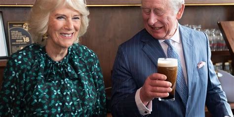 Selbst Gezapftes Bier Sorgt F R Lacher Bei Charles Und Camilla