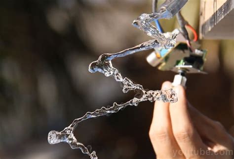 El agua desafía las leyes de la gravedad Vídeo del experimento