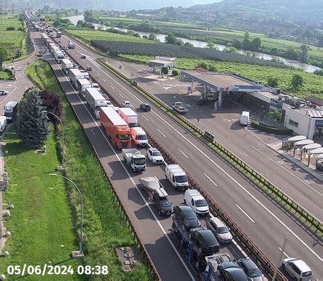 A Perde Il Controllo Della Moto Ed Esce Di Strada Centauro In Ospedale