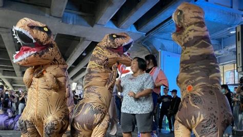 Byebyedinosaurs Jurassic Park Comes To Bangkoks Streets Thaiger