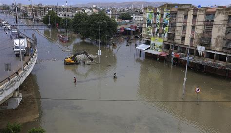 FOTO Hujan Deras Banjir Rendam Karachi Pakistan Foto Liputan6