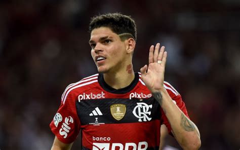 Gol E Assist Ncia Ayrton Lucas Eleito Craque Da Torcida Em