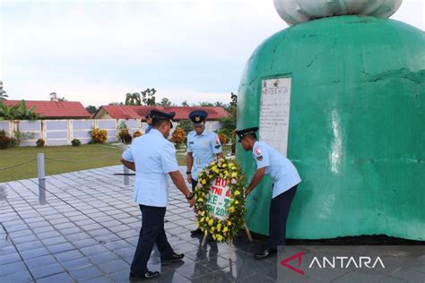 Peringati Hut Ke Tni Au Danlanud Ash Ziarah Dan Tabur Bunga Ke