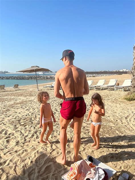 Georgina Rodríguez lució su embarazo en bikini mientras disfruta de vacaciones en familia Infobae