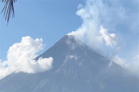 Disaster tourism? Post about 'safe' viewing sites for Mayon Volcano ...