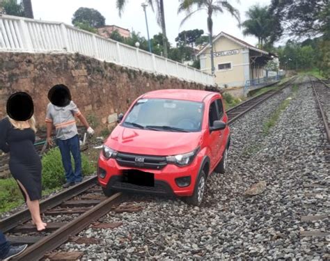 Em Passagem De N Vel Motorista Confunde Trajeto Dirige Sobre Linha