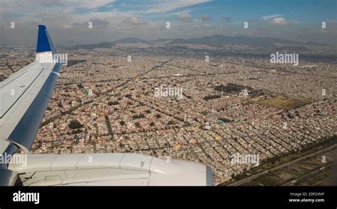 Flying into Mexico City Stock Photo - Alamy