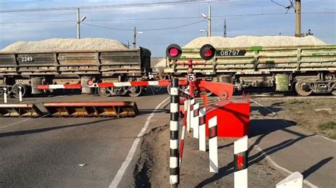 Картинки по запросу железнодорожный переезд со шлагбаумом | Переезд ...