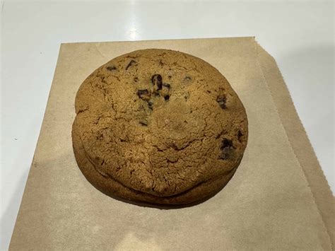 Costco S New Chocolate Chip Cookie Review How Does It Taste Food Senpai