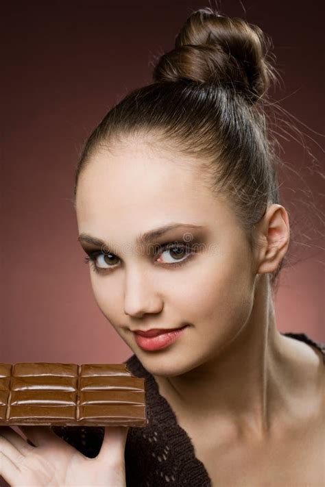 Brunette Sexy Qui Mange Du Chocolat Photo Stock Image Du Visage Femelle