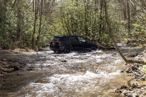 MERCEDES BENZ PISA FUERTE CON EL 2024 GLE HIBRIDO Latino 106 3