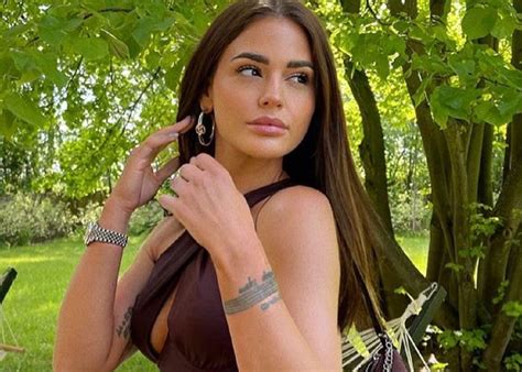 Pokazała zdjęcia z Mazur Wskoczyła w różowe bikini