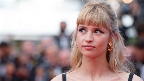 Angèle sensationnelle elle dégaine le bikini et subjugue ses fans
