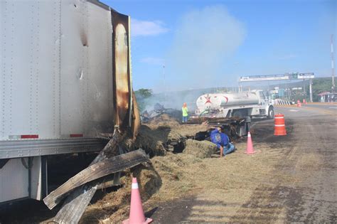 Se incendia tráiler cargado de alfalfa al salir de autopista en Rosario