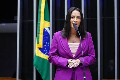 Deputada Federal Am Lia Barros Est Na Uti Ap S Retirada De N Dulo No