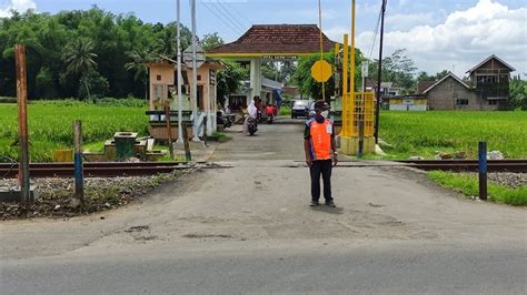 Viral Penjaga Palang Pintu Kereta Api Di Malang Selamatkan Pengendara