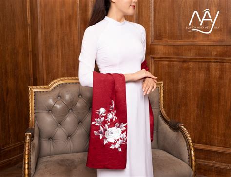 Khăn choàng lụa cao cấp thêu hoa sen màu nude Quà tặng đối tác sang trọng