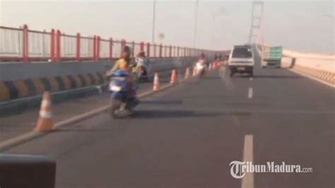 Sejumlah Pemotor Terekam Video Melawan Arus Di Jalur Mobil Jembatan