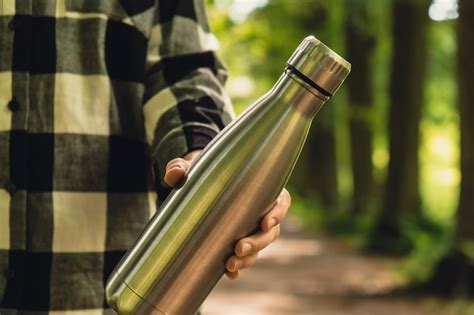 Primer Plano De Una Mano Femenina Irreconocible Sosteniendo Una Botella