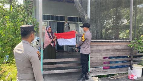 Bhabinkantibmas Membagikan Bendera Dalam Rangka Memperingati HUT RI KE