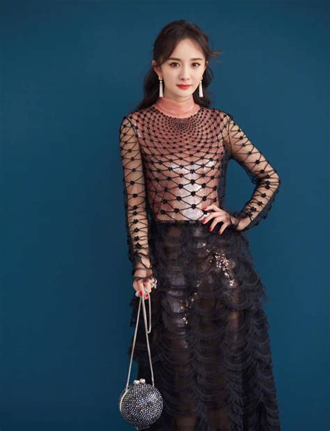 Không đi thảm đỏ Dương Mịch vẫn hot xình xịch nhờ chiếc đầm xuyên thấu gợi cảm khiến fan xịt