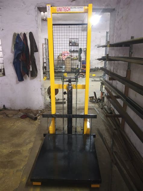 Mild Steel Hydraulic Platform Stacker For Goods Lifting Capacity 0 5