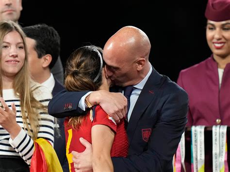 Chief to quit over kiss scandal: report