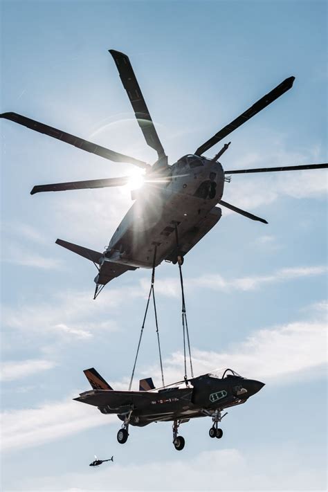 Video Us Marines Ch 53k King Stallion Helicopter Easily Lifts F 35