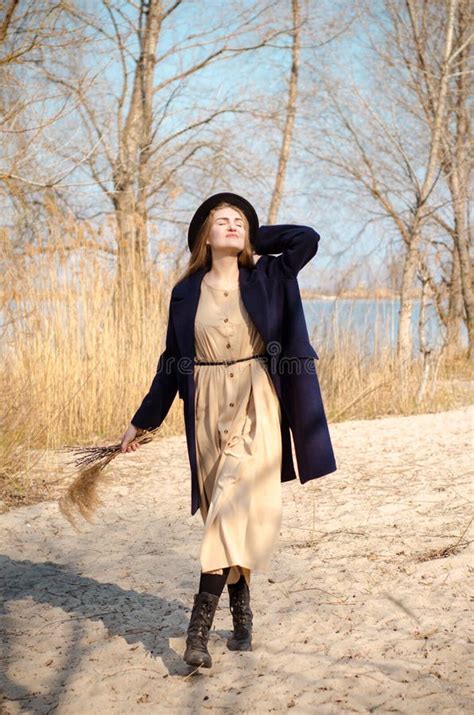 Jeune Fille Blonde Du Caucase Dans Un Manteau Et Un Chapeau De Robe Au