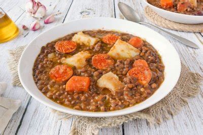 Potaje de chícharos guiso tradicional andaluz para preparar en casa