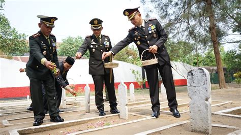 Pimpin Upacara Hari Pahlawan Dan Ziarah Danrem Dsj Isi