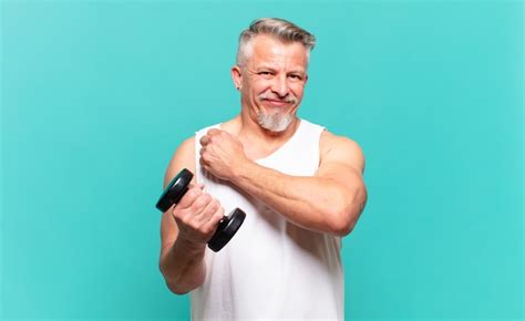 Hombre Atleta Senior Que Se Siente Feliz Positivo Y Exitoso Motivado