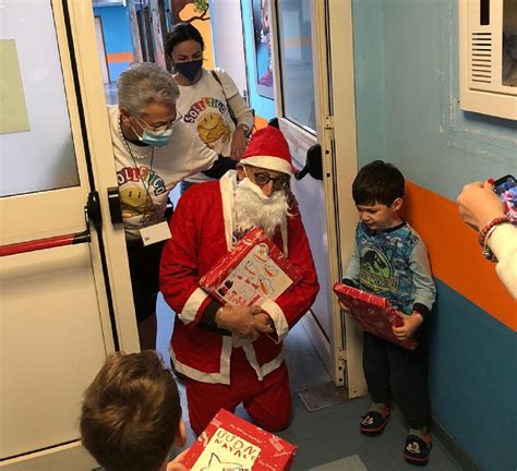 Messina Donati Regali Ai Piccoli Pazienti Del Policlinico FOTO