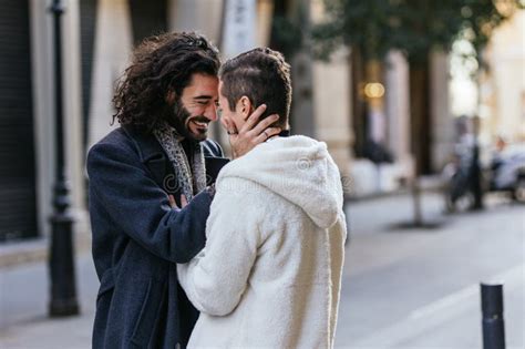 Feliz Casal Gay Apaixonado Sorrindo Foto De Stock Imagem De Estar Homossexual