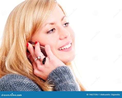 Femme Blonde De Sourire Appelant Par Le Téléphone Photo stock Image du cellphone communiquez