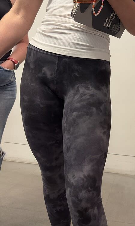 Cute College Blonde Frontal In Tight Lulu Lemon Leggings Spandex Leggings Yoga Pants Forum