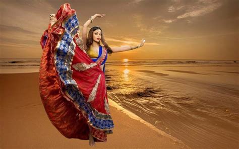 7 Hot Sexy Deepa Iyengar Bikini Pics