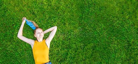 Concept De Relaxation Et De M Ditation Une Jeune Fille Blonde Allong E Sur L Herbe Verte