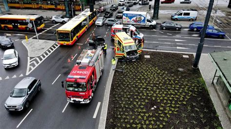 Warszawa Rondo Czterdziestolatka Zderzenie Auta Z Ambulansem TVN