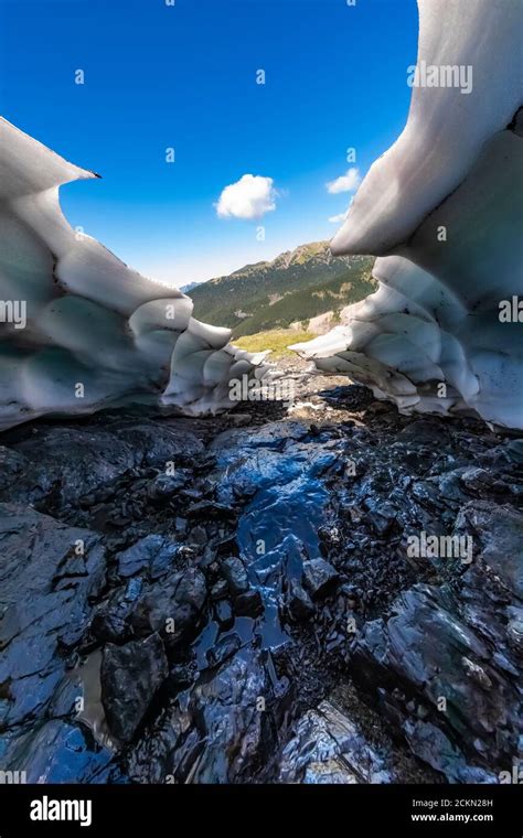 El techo se derrumbó en la cueva de hielo creada donde el arroyo