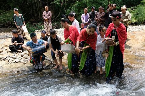 Bersihkan Sungai Komunitas Kali Bersih Kota Magelang Kerja Bakti