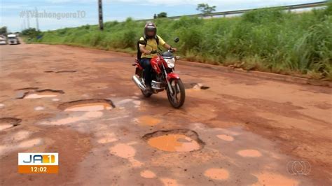 Buraqueira em marginal da BR 010 dificulta tráfego na entrada de Palmas