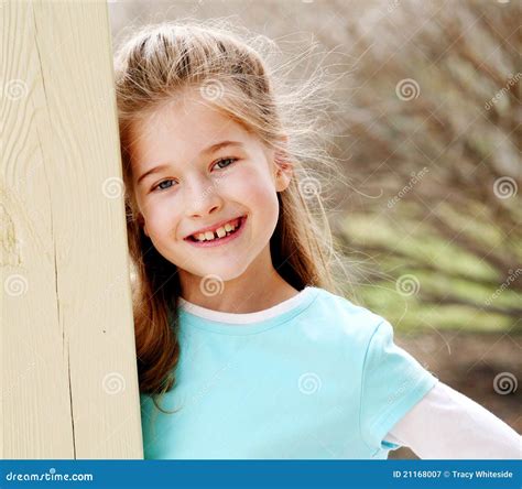 Mooi Weinig Het Blonde Meisje Glimlachen Stock Afbeelding Image Of Kinderjaren Relatie 21168007