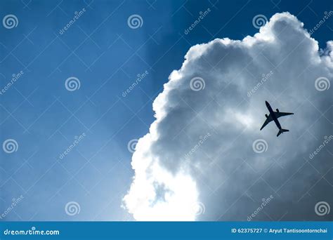 Avion Dans Les Nuages Image Stock Image Du Bleu Clear 62375727