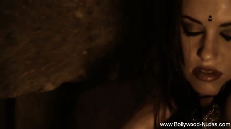 Dancing Indian Babe Is So Beautiful And Sensual Here