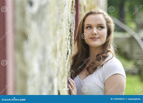 Portretkop Van Een Verbijsterende Jonge Blonde Vrouw Stock Afbeelding Image Of Gedachte Dame